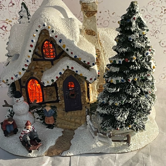 Thomas Kinkade Festive Holiday Village House -Lighted Sweet Heart Cottage III - Picture 7 of 13